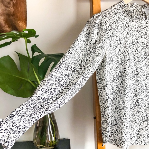 SZ S NWOT Wildflower Motif Mock Neck Blouse! - Picture 3 of 9